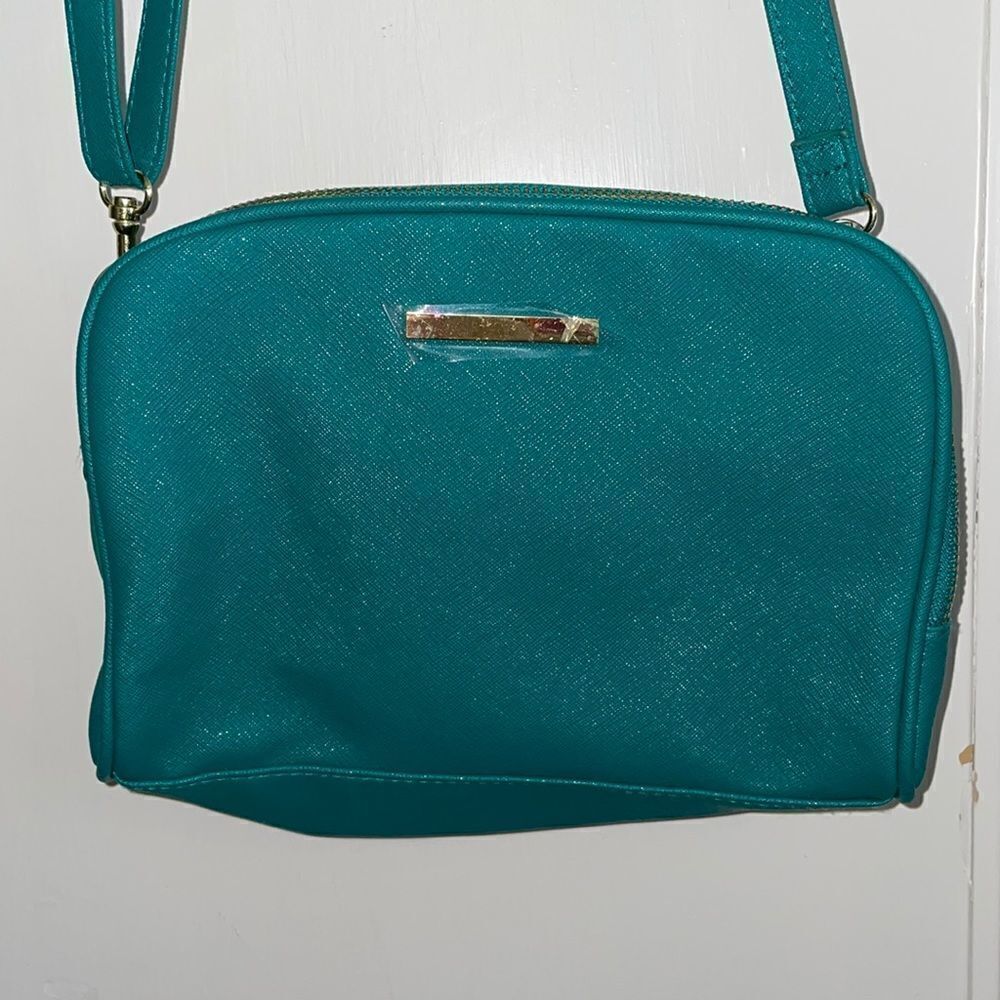 ‎Nwot green vinyl crossbody bag